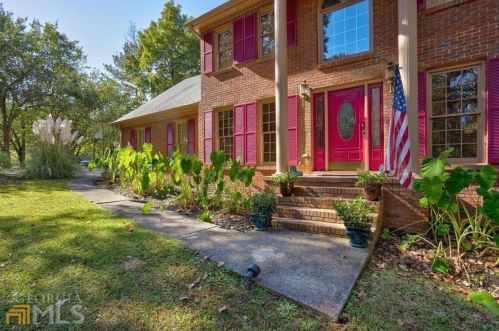 105 Camelot Dr, Fayetteville, GA 30214-3636