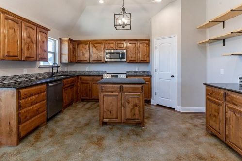 2001 Starwood Dr, Weatherford, TX 76086-6158