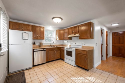 383 Whittier Dr, Fremont NH  03044-3328 exterior