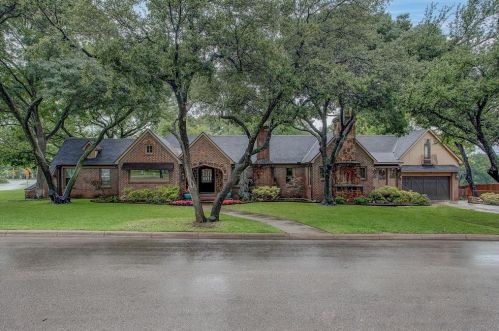 3020 Simondale Dr, Fort Worth, TX 76109-1252