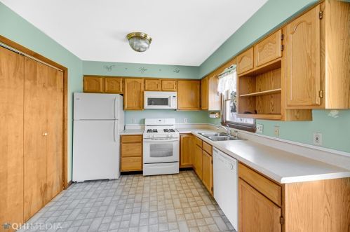 2302 Shaker Dr, Valpo IN  46383-3249 exterior