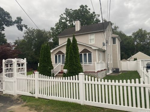 5 Oscar St, Bayshore, NY 11706-7214
