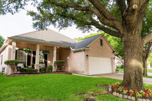 7104 Old Mill Dr, Fort Worth, TX 76137-3911
