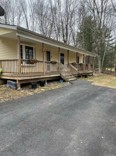 39 Soule Rd, Swan Lake, NY