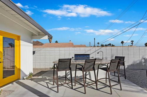 52152 Avenida Alvarado, La Quinta CA  92253-3229 exterior
