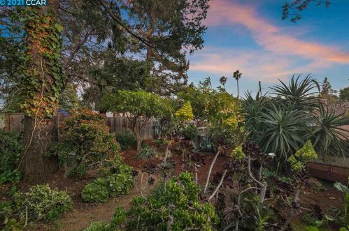 7594 Circle Hill Dr, Oakland, CA 94605-3002