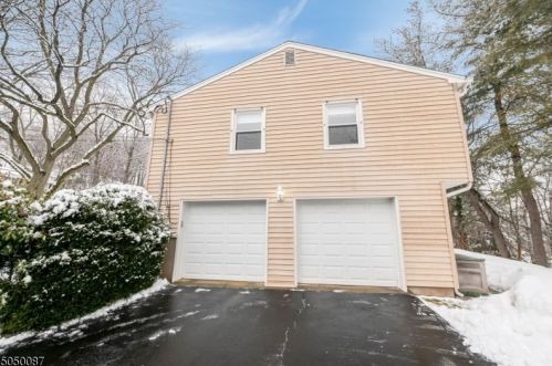 265 Hillcrest Rd, Ridgewood NJ  07450-2435 exterior