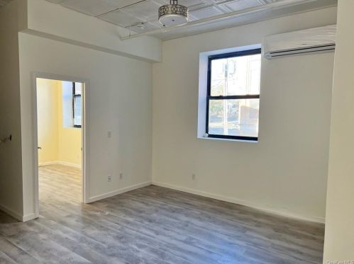 102 North St, Middletown, NY 10940-4936