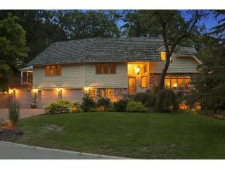 4650 Nine Oaks Cir, Minneapolis, MN 55437-1836