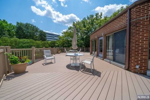 9 Lawrence Ct, Teaneck NJ  07666-6489 exterior