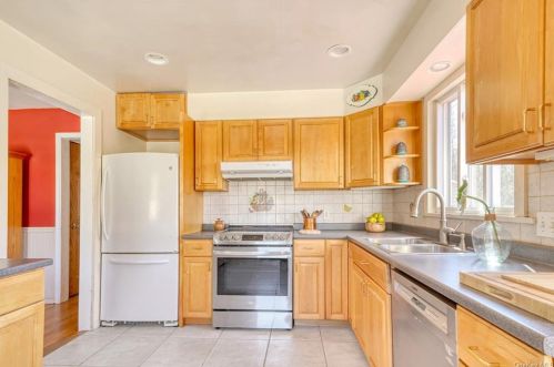59 Beechwood Rd, Bedford Hills NY  10507-1701 exterior