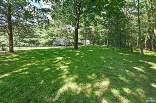 381 Freemans Ln, Franklin Lakes, NJ 07417-1053
