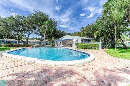 2327 37 Ave, Hollywood FL 33021-3626 exterior