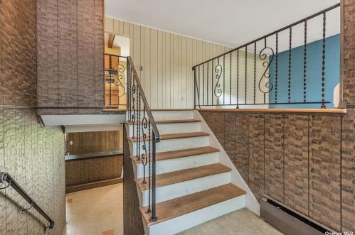 9 Foothill Ln, Elwood NY  11731-4106 exterior