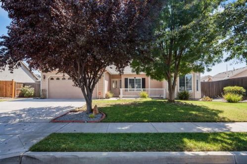 1107 Prosperity Dr, Lemoore, CA 93245-9159