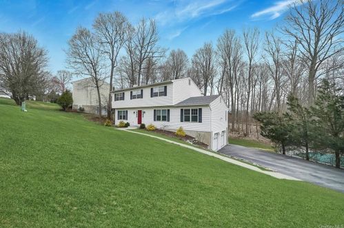 3 Geering Way, Fishkill NY  12524-1136 exterior