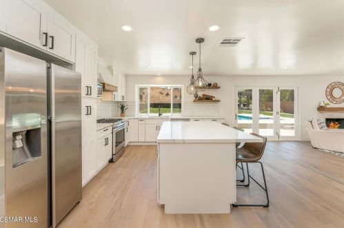 5226 Edgeware Dr, Calabasas CA  91301-2319 exterior