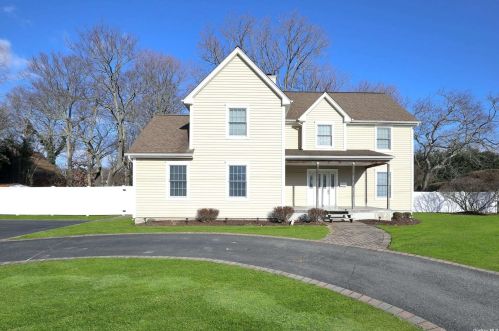 11 Larsen Ln, Babylon, NY 11704-7209