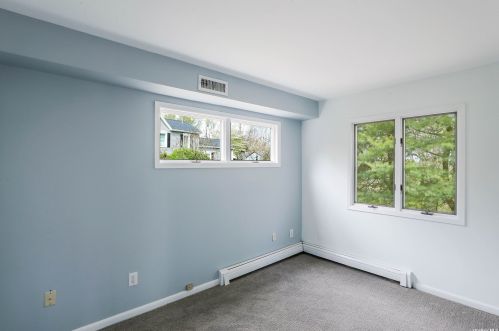 51 Sycamore Rd, San Remo NY  11754-2341 exterior