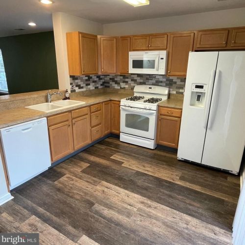 8451 Cromwell Ct, Breinigsville, PA 18031-1588