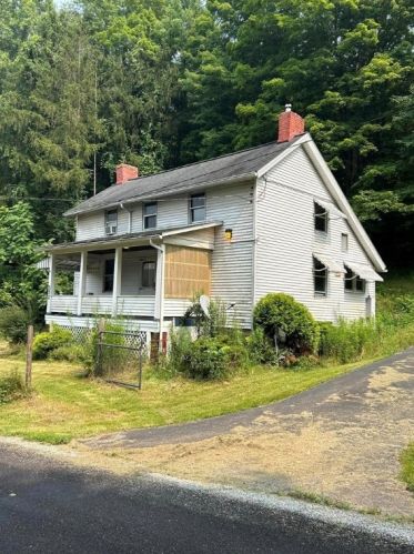 372 Center Gas Rd, Smock, PA 15480-1012