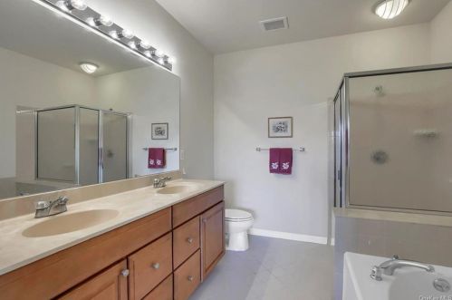 804 Saratoga Ln, Fishkill NY 12524-4946 exterior