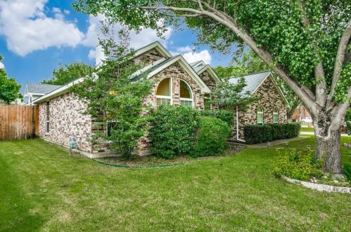 1721 Robin Ln, Lewisville TX  75028-4576 exterior