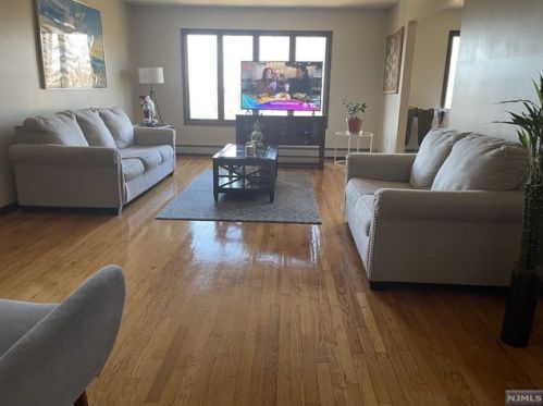 440 6th St, Palisades Park NJ  07650-2469 exterior