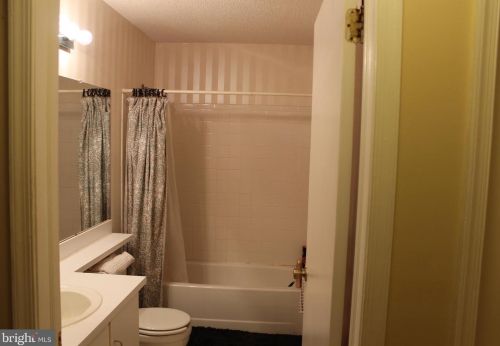 11 Chamberlin Ct, Trenton NJ 08648-2622 exterior