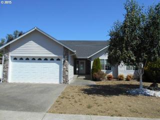 2571 Parkway Ave, Sutherlin, OR 97479-9895