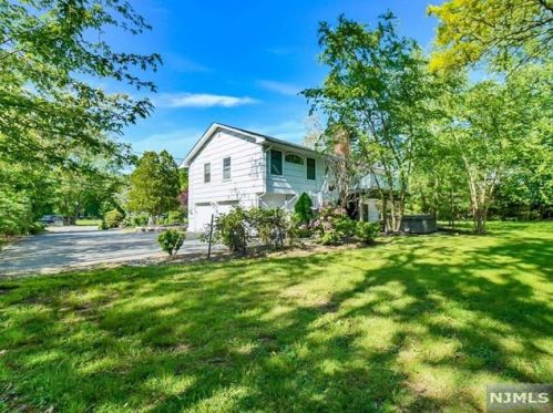 550 Franklin Ave, Franklin Lakes NJ  07417-2512 exterior