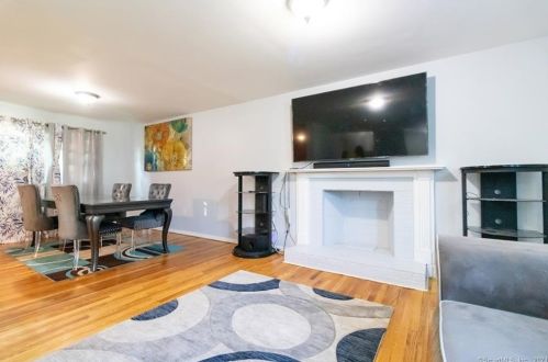 221 Woodland Ave, Bloomfield CT  06002-1357 exterior