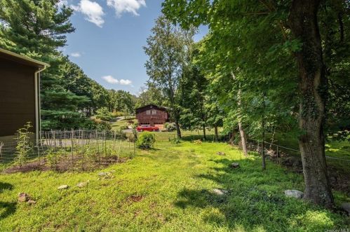 8 Terrace Rd, Airmont NY  10901-1721 exterior