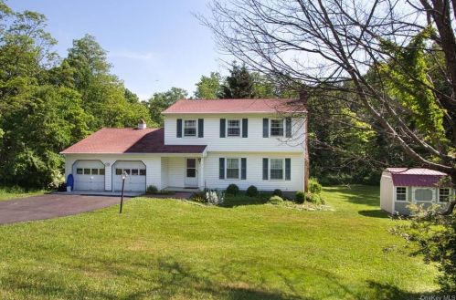 15 Thornhill Dr, Pleasant Valley, NY 12569-7616