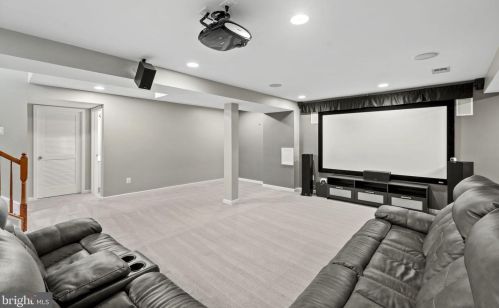 43 Stocks St, Lovettsville VA  20180-8643 exterior