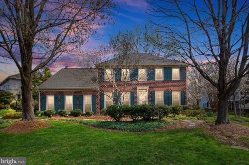 13131 New Parkland Dr, Herndon, VA 20171-2675