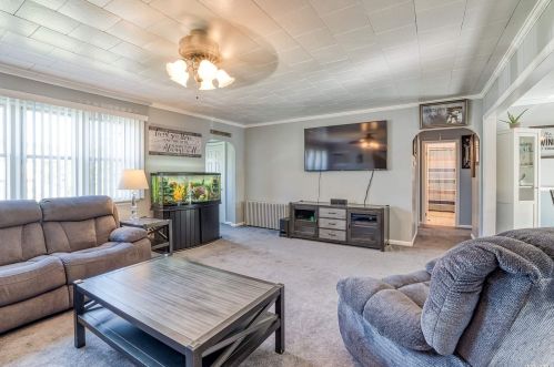 661 East Dr, North Lindenhurst NY  11757-3106 exterior