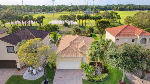 133 Two Pine Dr, West Palm Beach, FL 33413-2500