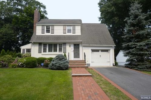 147 Lakewood Ave, Ho Ho Kus, NJ 07423-1143