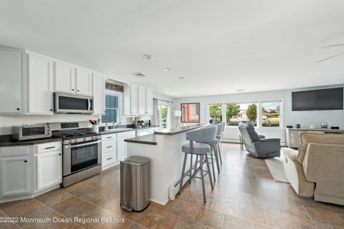 32 Royal Dr, Bricktown NJ  08723-6731 exterior