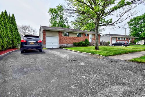 191 Skidmore Rd, Babylon, NY 11703-2820