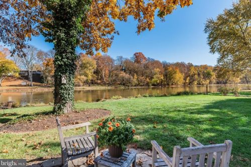 518 Lamp Post Ln, Camp Hill, PA 17011-1429