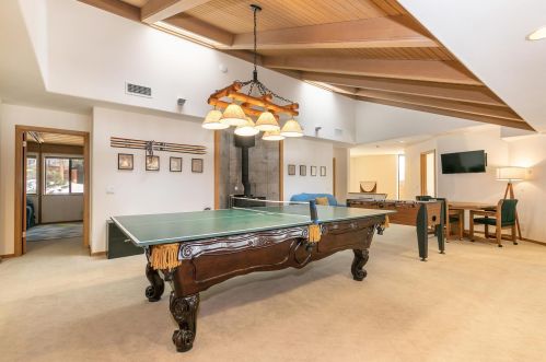 315 Skidder Trl, Truckee CA  96161-3930 exterior