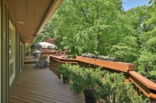 12 Fawn Hl Rd, Tuxedo Park NY  10987-3531 exterior