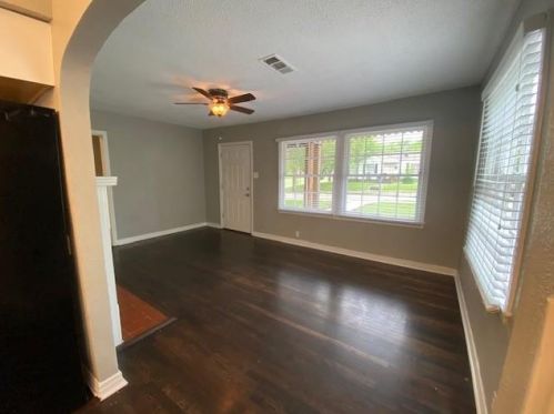 3423 Falls Dr, Dallas TX  75211-5974 exterior