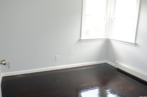 34 Liberty Ave, North Lindenhurst NY  11757-4824 exterior