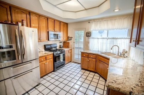 25873 Milano Ln, Santa Clarita, CA 91355-2052