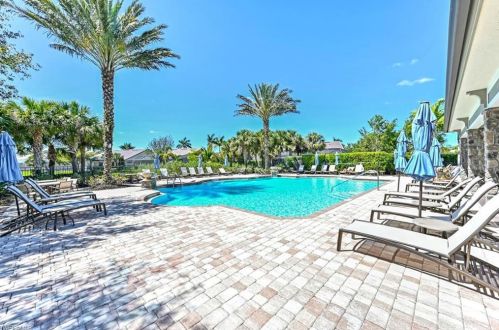 16157 Camden Lakes Cir, Naples FL  34110-2880 exterior