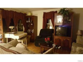 22 Grand St, Danbury, CT 06810-7947