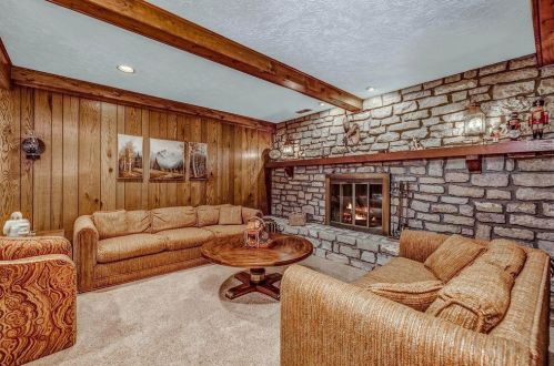 2002 Beechcroft Ct, Cincinnati OH 45233-1713 exterior